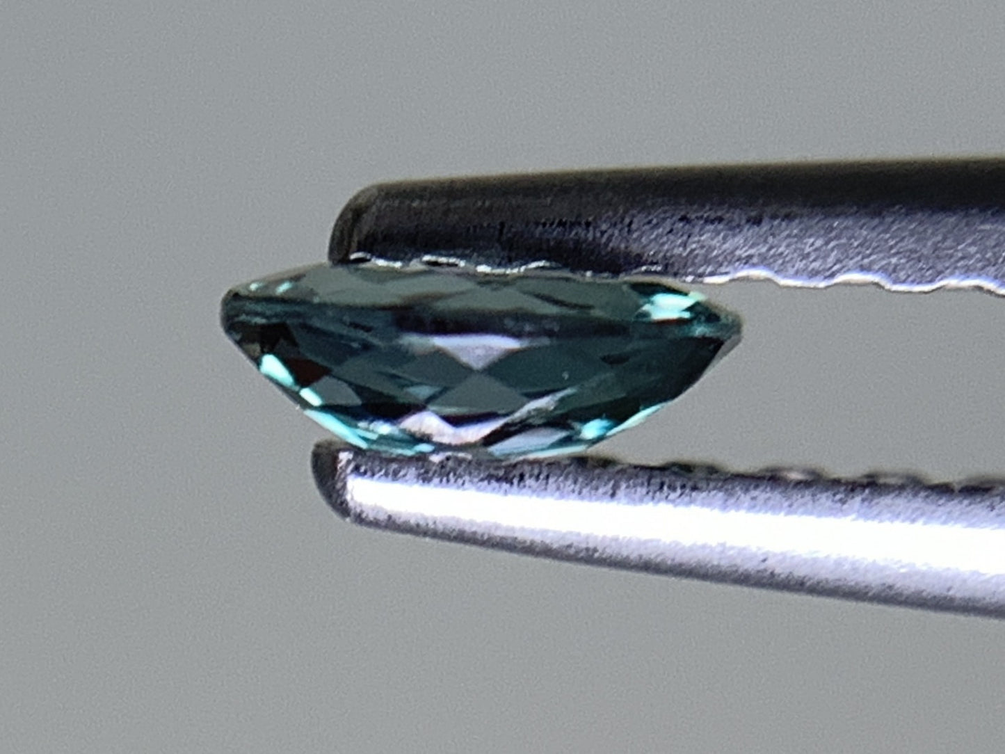 アレキサンドライト 0.198ct 中央宝石ソーティング付き 4.35㎜×3.54㎜×1.56㎜ 天然 ルース( 裸石 ) 4484Y