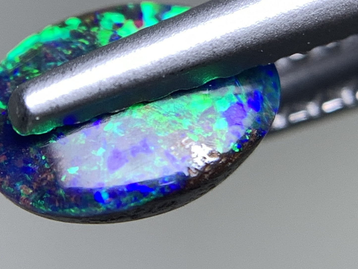 ボルダーオパール 0.669ct 中央宝石ソーティング付き 6.8㎜×5.0㎜×2.4㎜ 天然 ルース( 裸石 ) 4771Y