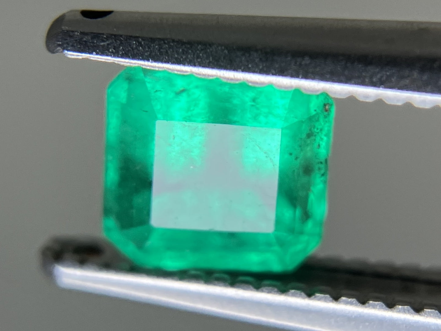 エメラルド 天然 0.742ct 中央宝石ソーティング付き 5.17㎜×5.10㎜×4.20㎜ ルース( 裸石 ) 6846YY