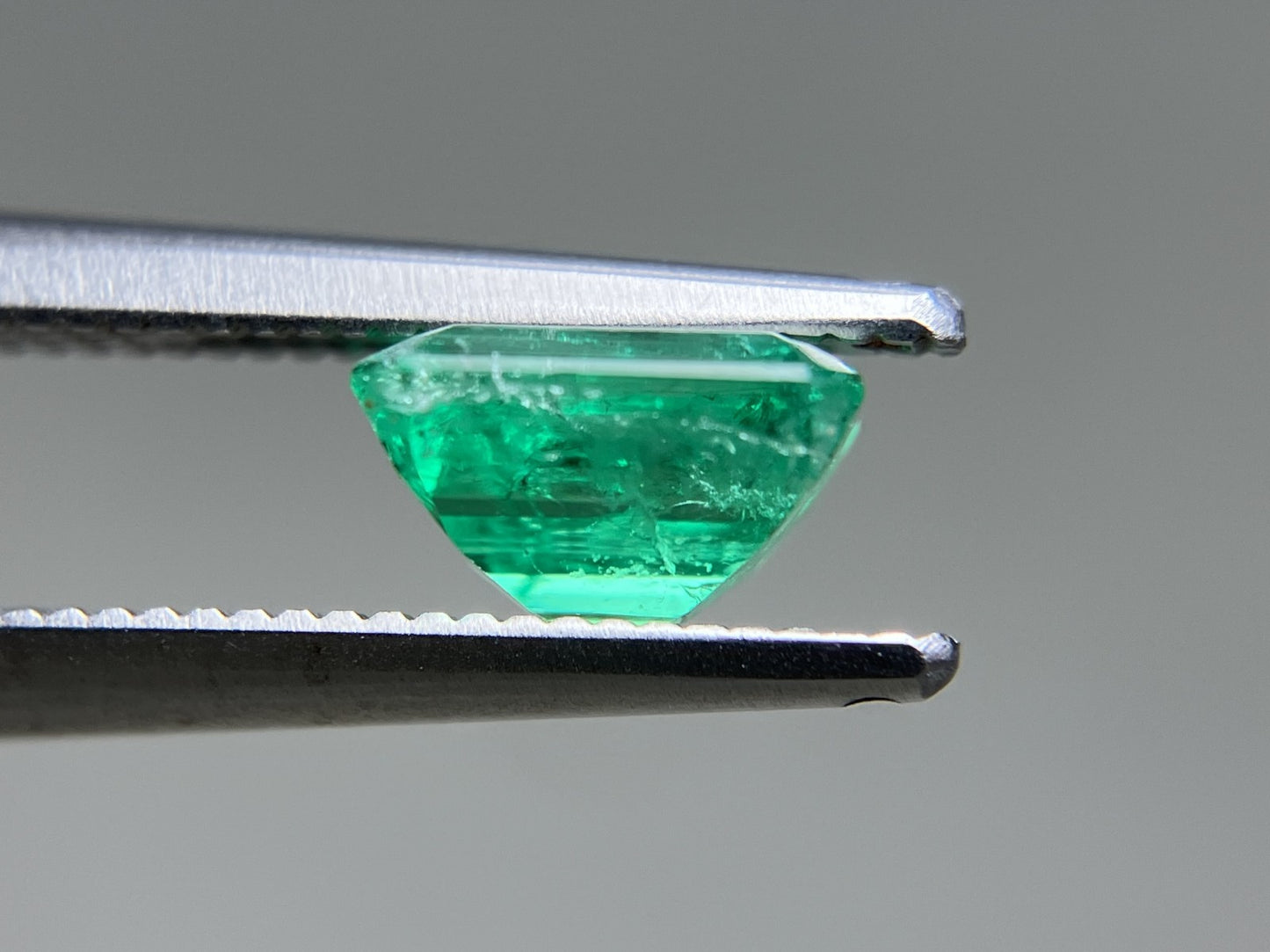 エメラルド 天然 1.014ct 中央宝石ソーティング付き 6.60㎜×5.58㎜×4.00㎜ ルース( 裸石 ) 6558YY