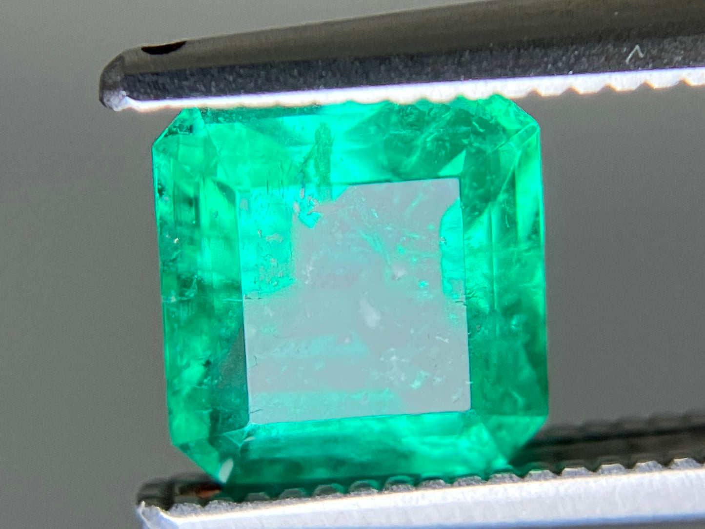 エメラルド 天然 1.356ct 中央宝石ソーティング付き 6.95㎜×6.55㎜×4.53㎜ ルース( 裸石 ) 6652YY