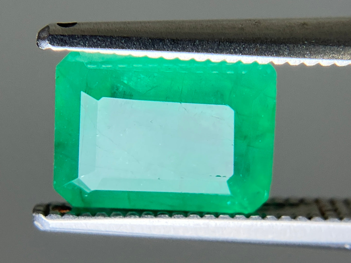 エメラルド 天然 2.106ct 中央宝石ソーティング付き 8.65㎜×6.60㎜×4.85㎜ ルース( 裸石 ) 6634YY