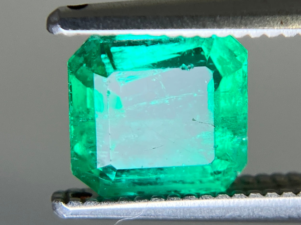 エメラルド 天然 1.186ct 中央宝石ソーティング付き 6.56㎜×6.35㎜×3.92㎜ ルース( 裸石 ) 6656YY