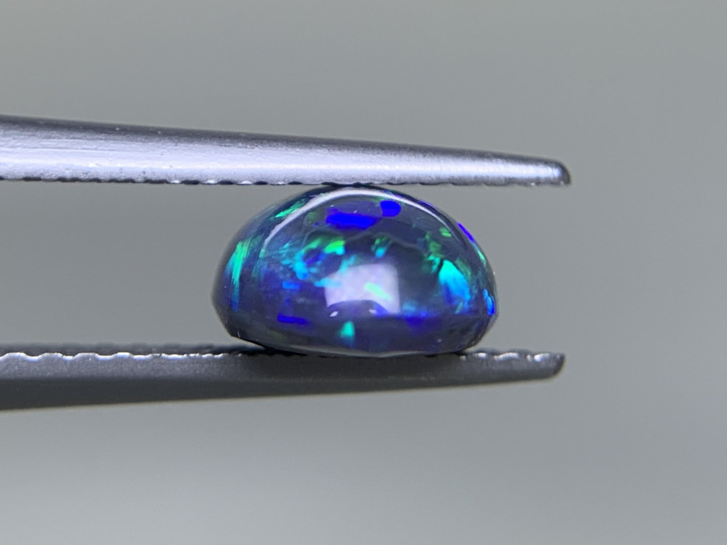 ブラックオパール 天然 1.894ct 中央宝石ソーティング付き 10.3㎜×7.3㎜×4.2㎜ ルース( 裸石 ) 7539Y
