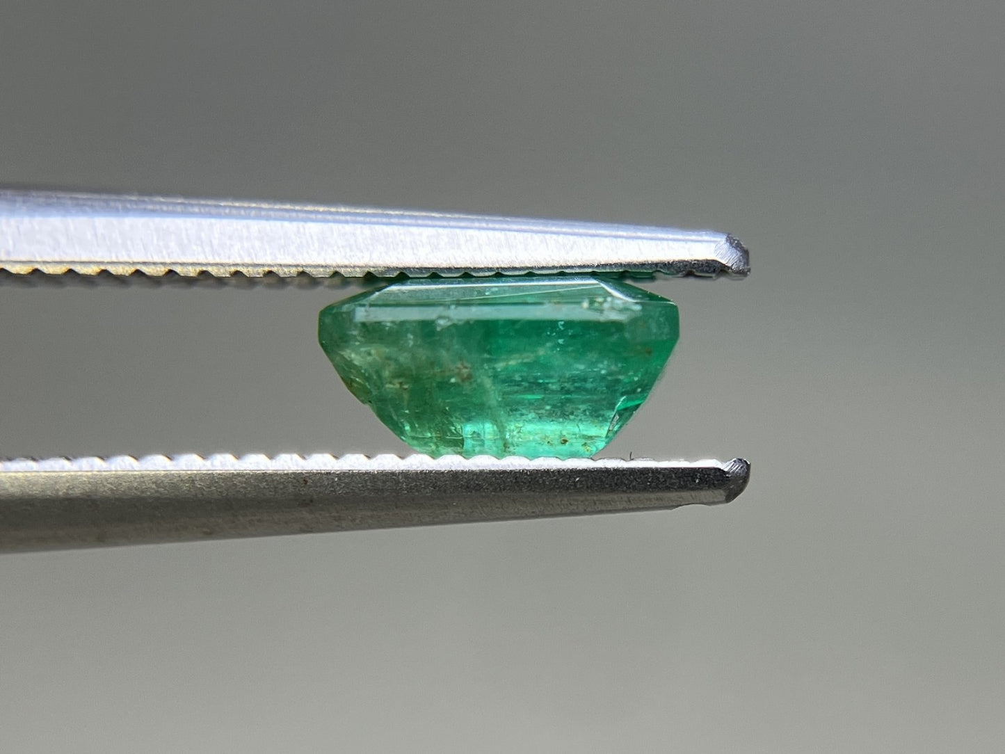エメラルド 天然 1.037ct 中央宝石ソーティング付き 6.70㎜×5.42㎜×3.61㎜ ルース( 裸石 ) 6724YY