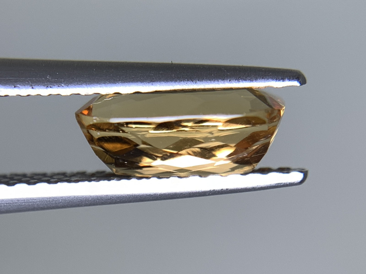 インペリアルトパーズ 天然 1.828ct 中央宝石ソーティング付き 8.89㎜×5.80㎜×3.88㎜ ルース( 裸石 ) 6579Y