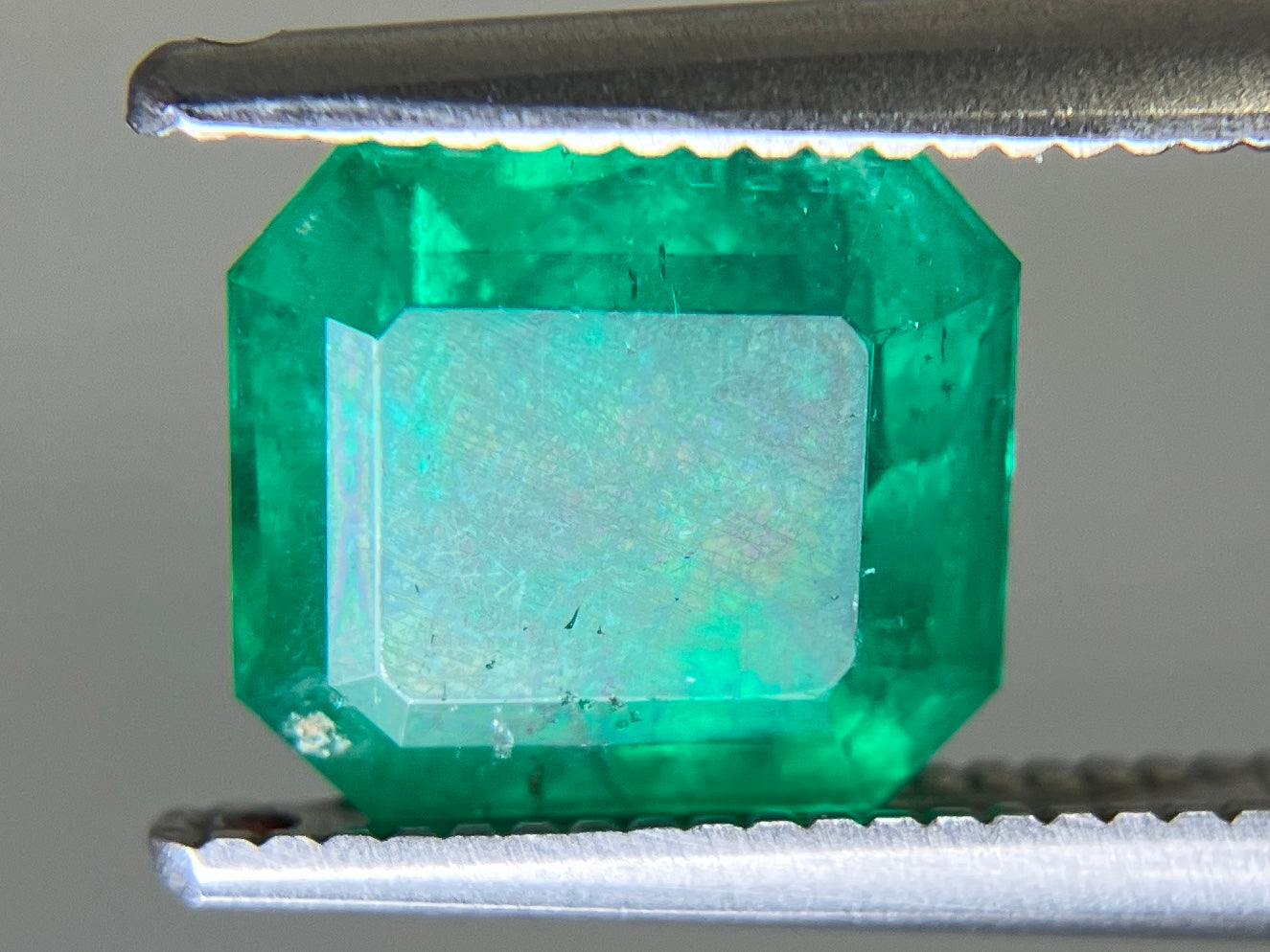 エメラルド 天然 1.875ct 中央宝石ソーティング付き 7.91㎜×7.16㎜×4.80㎜ ルース( 裸石 ) 6750YY