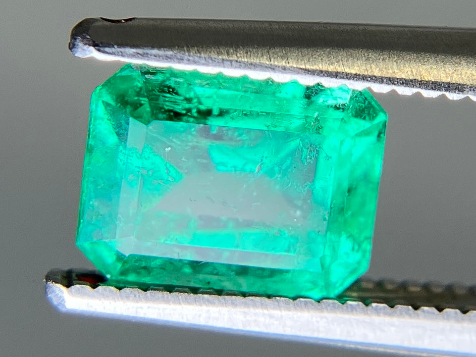 エメラルド 天然 1.229ct 中央宝石ソーティング付き 7.27㎜×5.69㎜×4.30㎜ ルース( 裸石 ) 6700YY