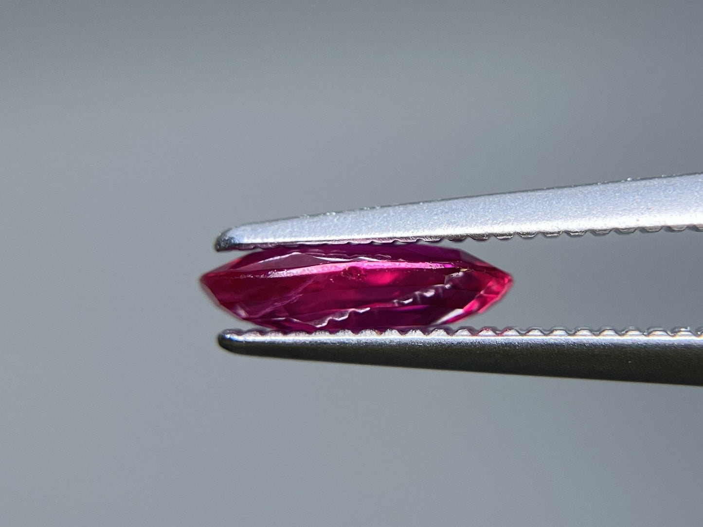 ルビー 1.099ct 中央宝石ソーティング付き 8.28㎜×5.67㎜×2.25㎜ ルース( 裸石 ) 3694S