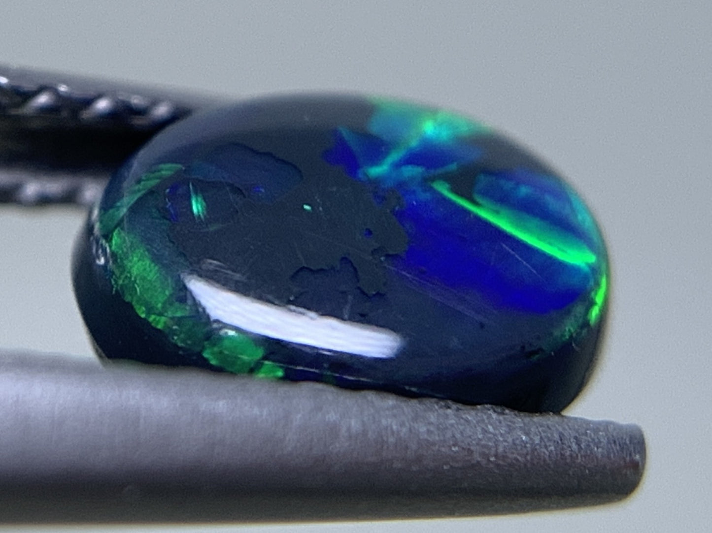 ブラックオパール 天然 0.785ct 中央宝石ソーティング付き 6.8㎜×5.6㎜×3.2㎜ ルース( 裸石 ) 6642Y