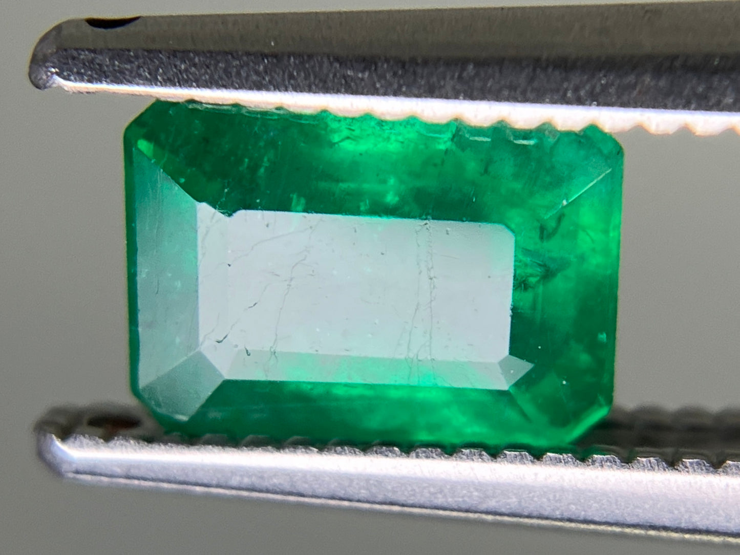 エメラルド 天然 0.911ct 中央宝石ソーティング付き 6.85㎜×4.90㎜×3.60㎜ ルース( 裸石 ) 6760YY