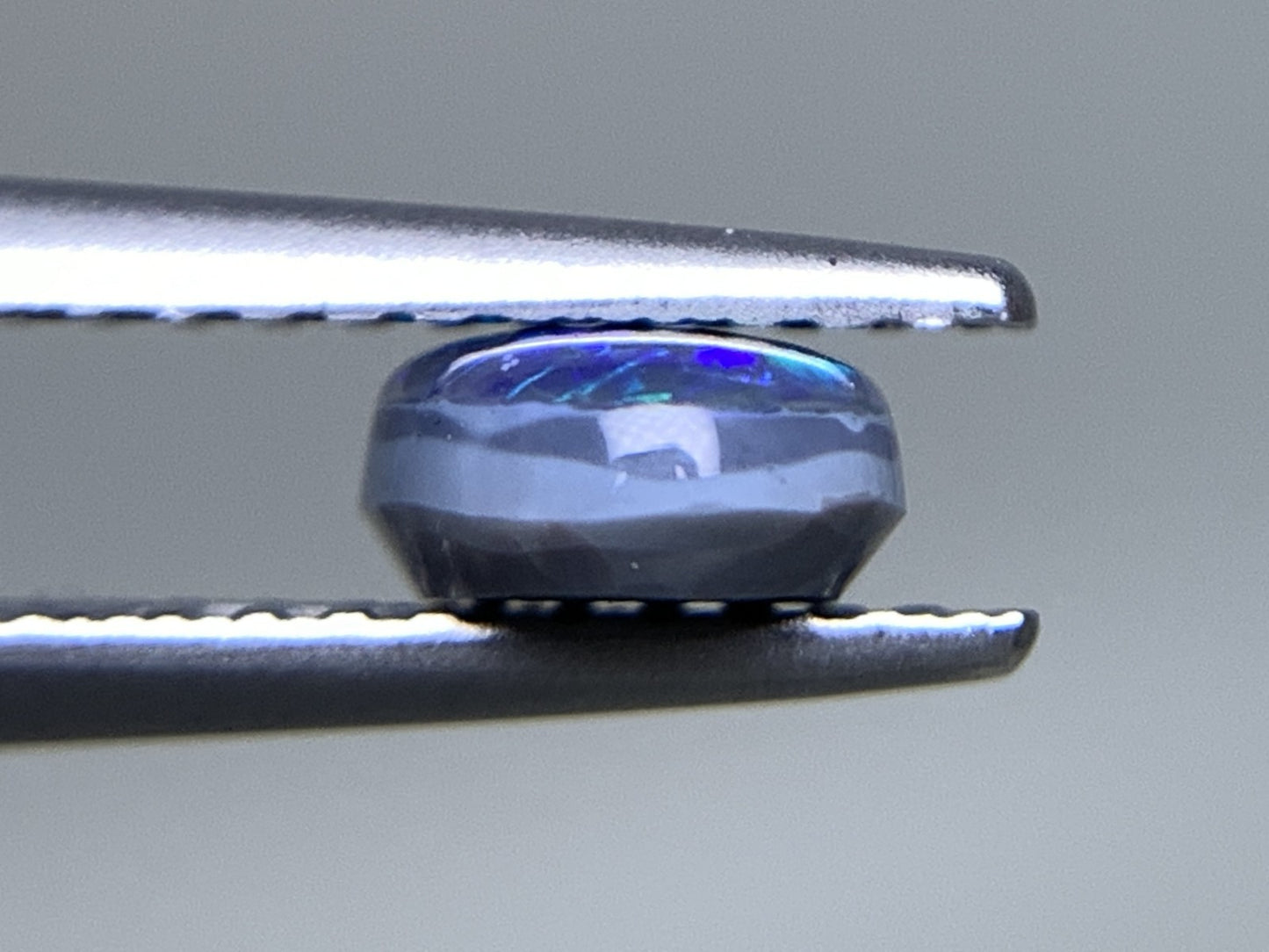 ブラックオパール 天然 0.617ct カン有り 中央宝石ソーティング付き 6.6㎜×5.2㎜×2.7㎜ ルース( 裸石 ) 6657Y