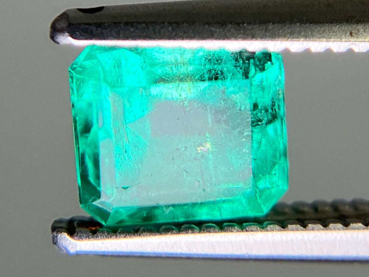 エメラルド 天然 1.061ct 中央宝石ソーティング付き 6.09㎜×5.39㎜×4.58㎜ ルース( 裸石 ) 6764YY