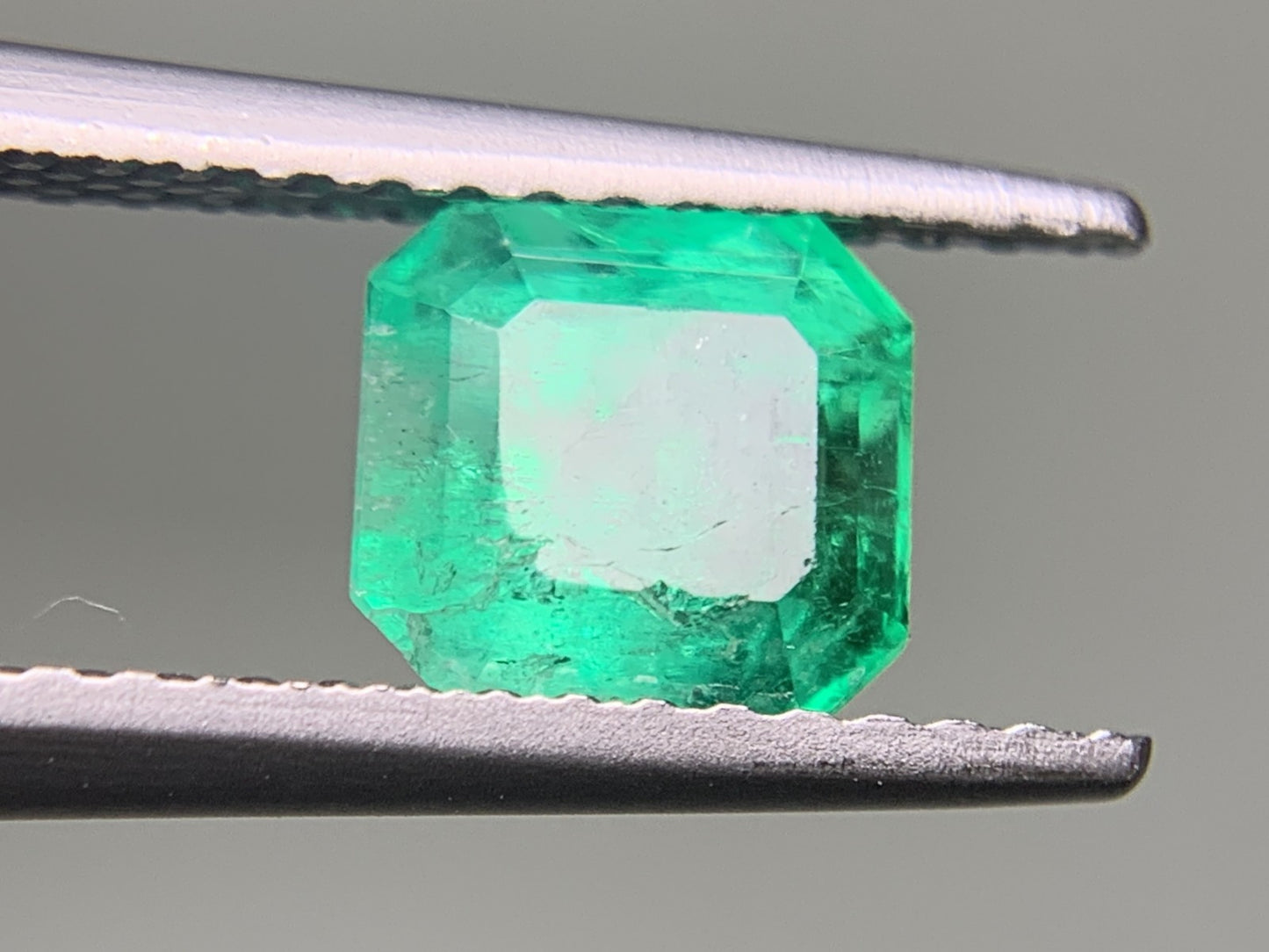 エメラルド　1.26ct　Colombia　GIA宝石鑑別書付き　縦6.22㎜×横5.86㎜×高さ5.24㎜　 ルース（ 裸石 ）　 1570Y