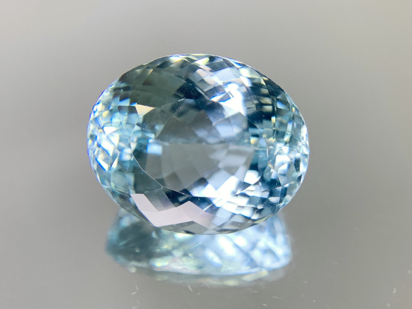 アクアマリン　12.653ct　宝石ソーティング付き　16.00㎜×13.25㎜×9.82㎜　 ルース（ 裸石 ）　 1680Y