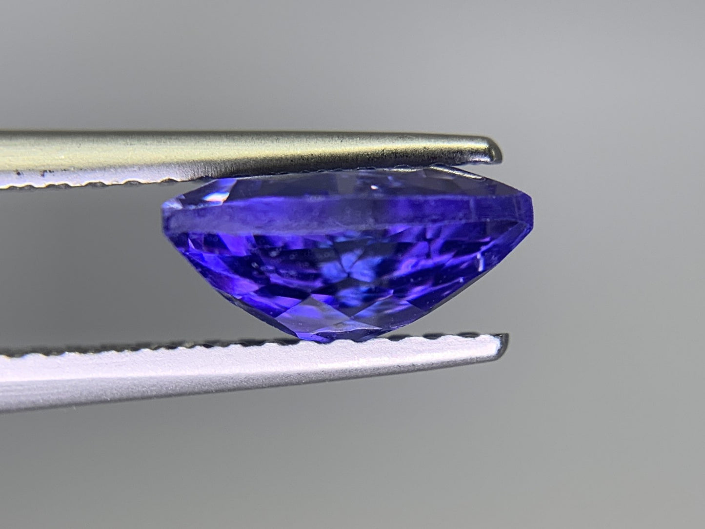 タンザナイト　2.035ct　宝石ソーティング付き　縦8.4㎜×横8.2㎜×高さ4.2㎜　 ルース（ 裸石 ）　 1688Y