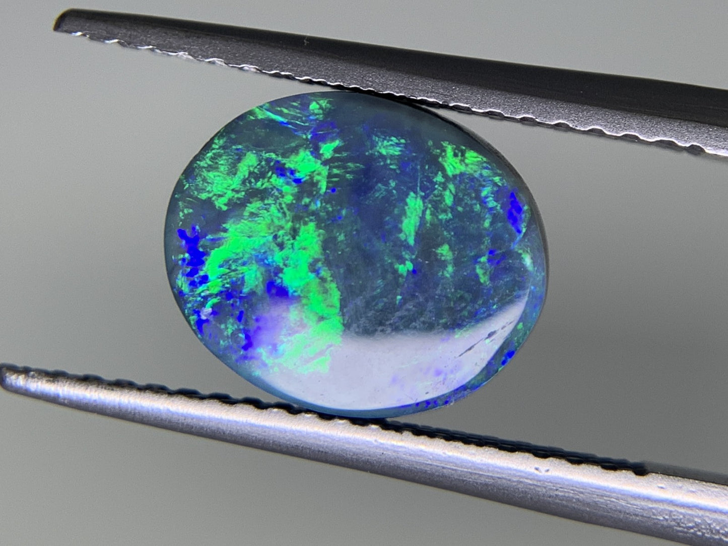ブラックオパール　1.943ct　宝石ソーティング付き　10.1㎜×8.4㎜×3.3㎜ ルース（ 裸石 ）　 1695Y