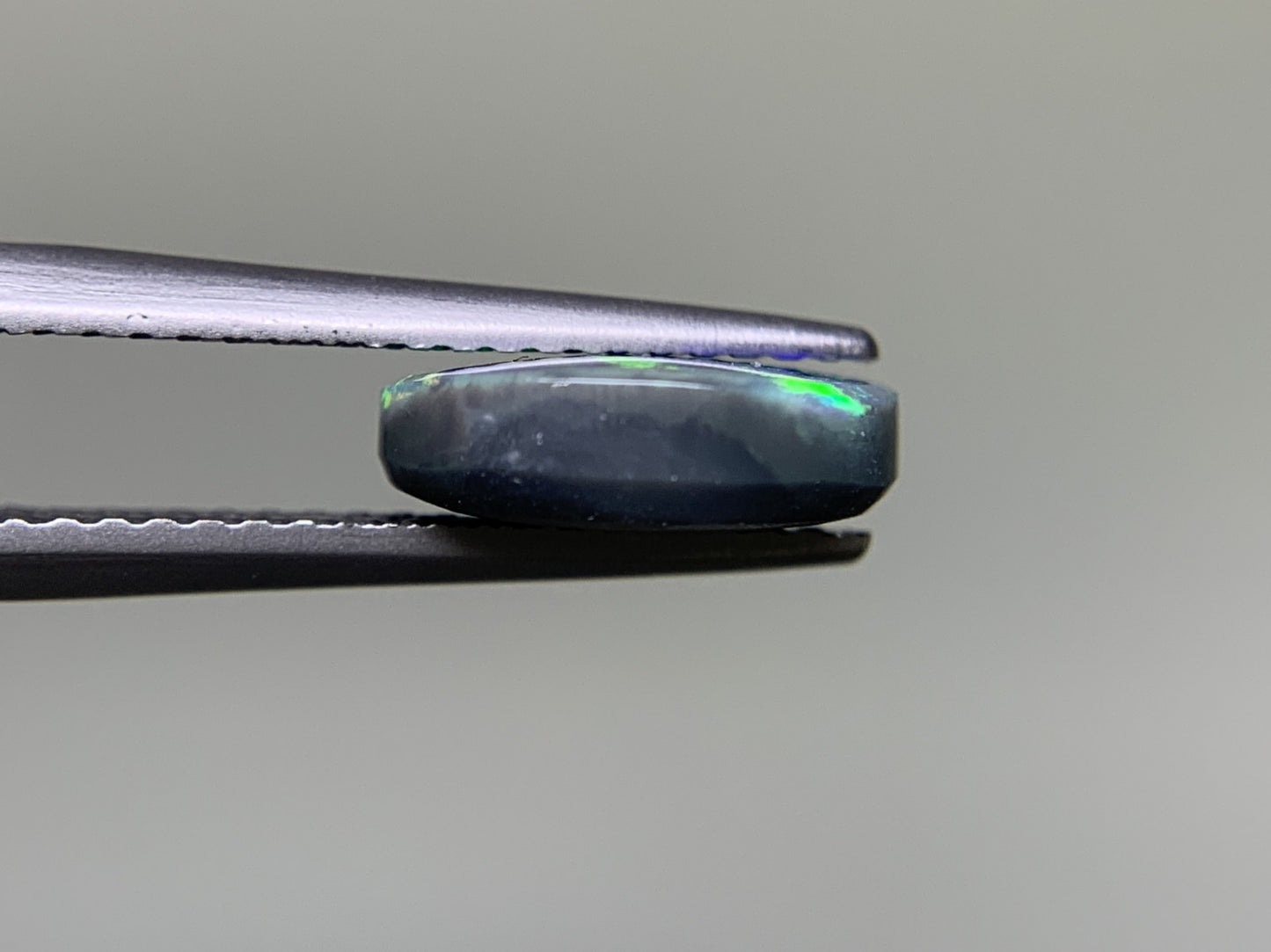 ブラックオパール　1.943ct　宝石ソーティング付き　10.1㎜×8.4㎜×3.3㎜ ルース（ 裸石 ）　 1695Y