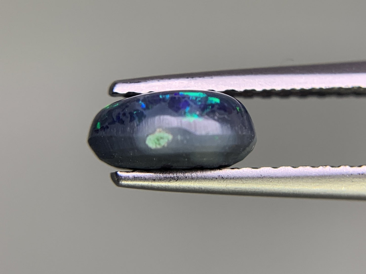 ブラックオパール　0.798ct　宝石ソーティング付き　 7.1㎜×5.0㎜×3.3㎜　 ルース（ 裸石 ）　 1799Y