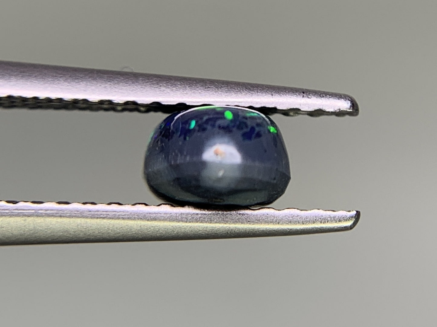ブラックオパール　0.798ct　宝石ソーティング付き　 7.1㎜×5.0㎜×3.3㎜　 ルース（ 裸石 ）　 1799Y