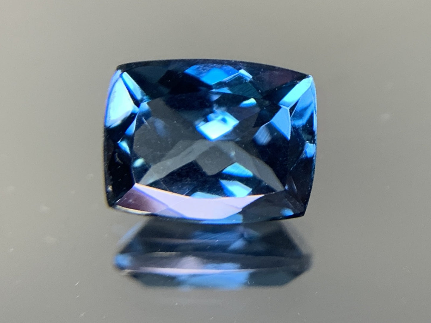 ブルートパーズ  1.940ct  宝石ソーティング付き  8.0㎜×6.1㎜×4.3㎜  ルース（ 裸石 ） 1889Y