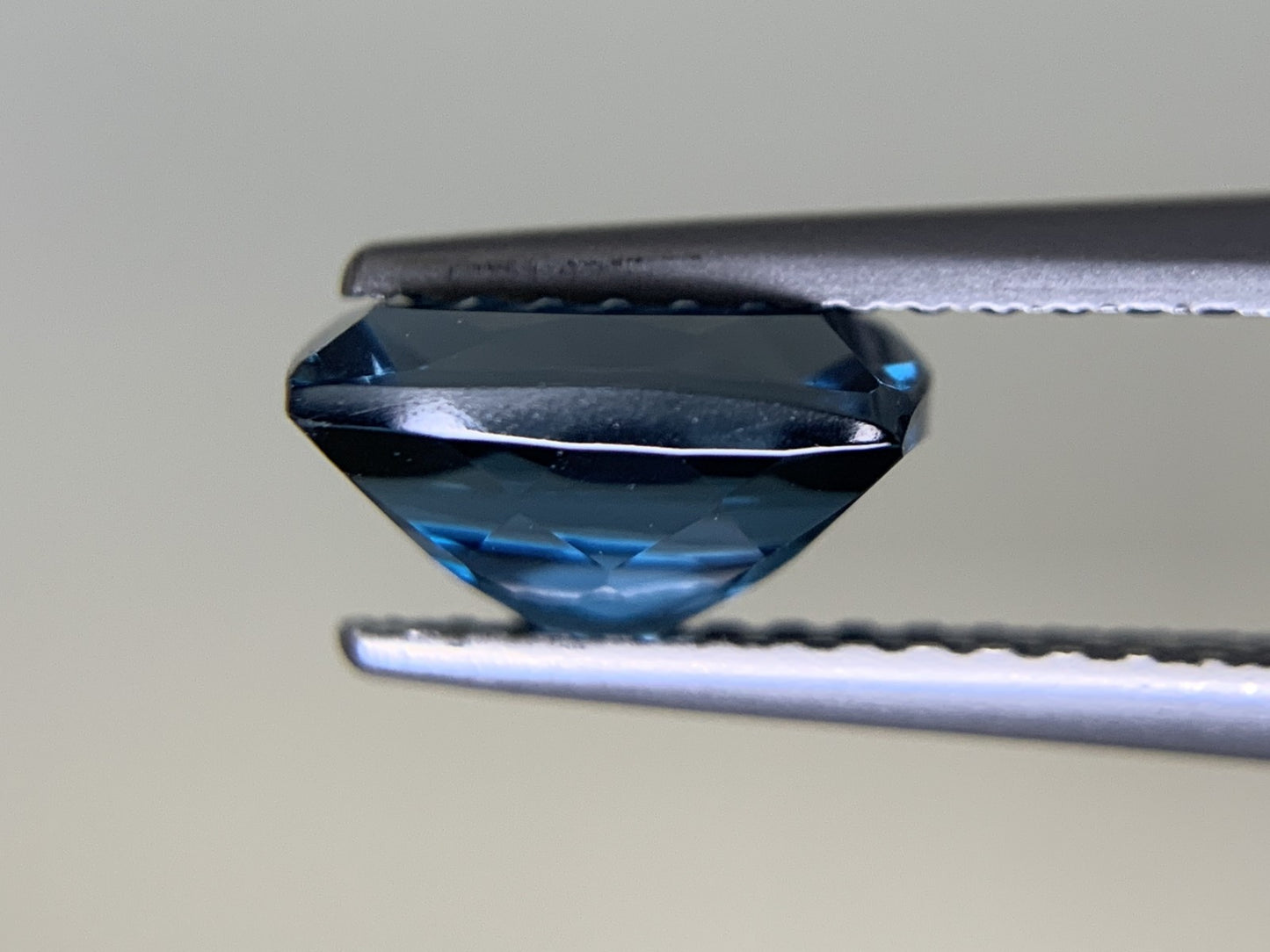 ブルートパーズ  1.940ct  宝石ソーティング付き  8.0㎜×6.1㎜×4.3㎜  ルース（ 裸石 ） 1889Y