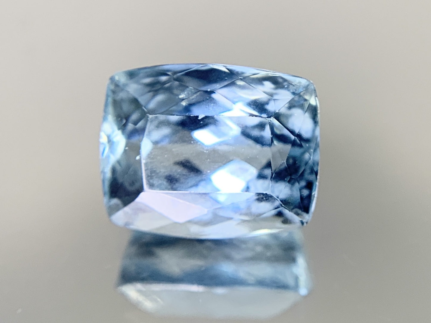 アクアマリン 3.222ct  宝石ソーティング付き  9.4㎜×7.3㎜×6.5㎜　  ルース（ 裸石 ） 2062Y