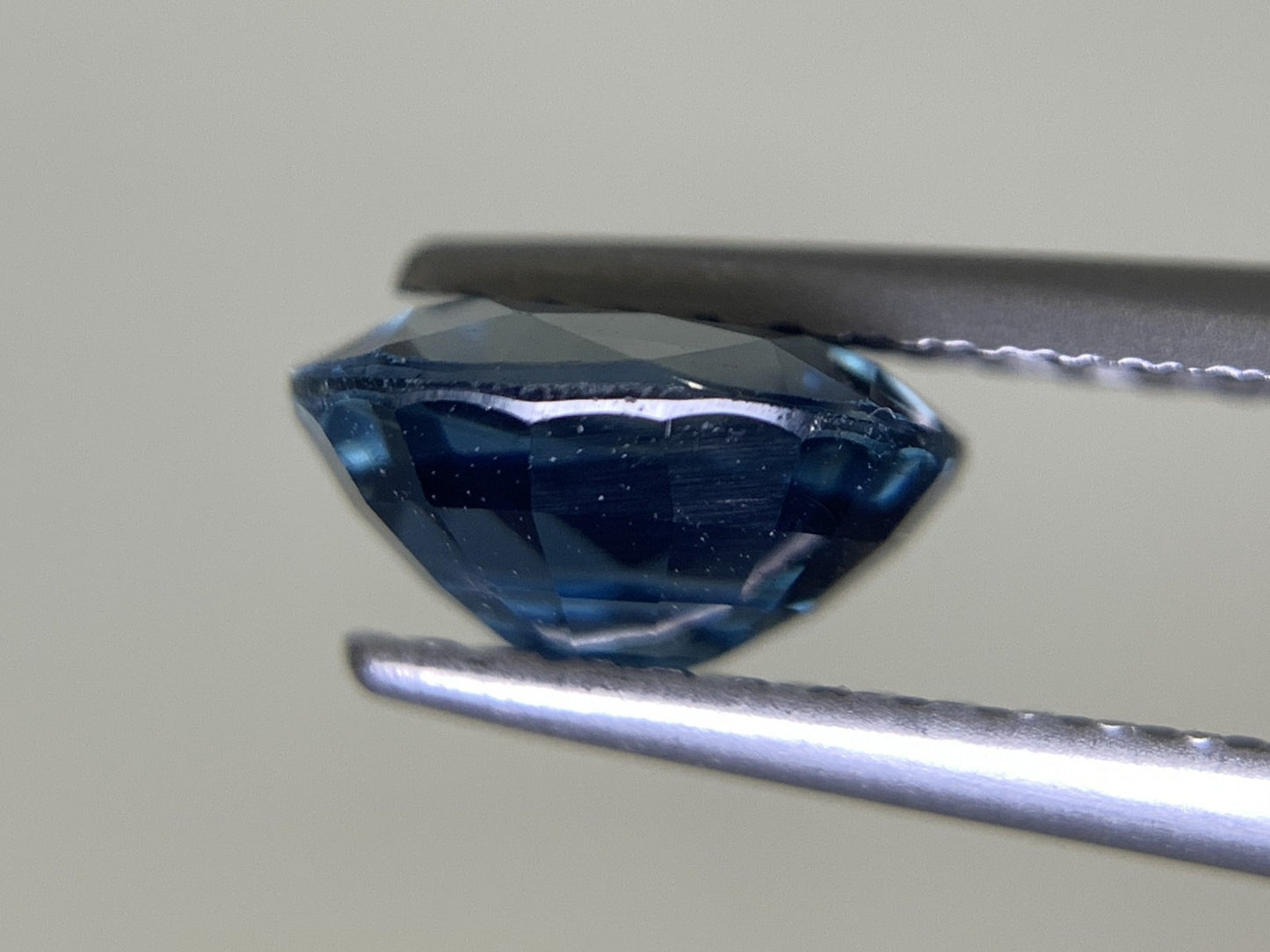 サファイア 1.553ct 宝石ソーティング付き  7.2㎜×6.2㎜×3.8㎜  ルース（ 裸石 ） 2138Y