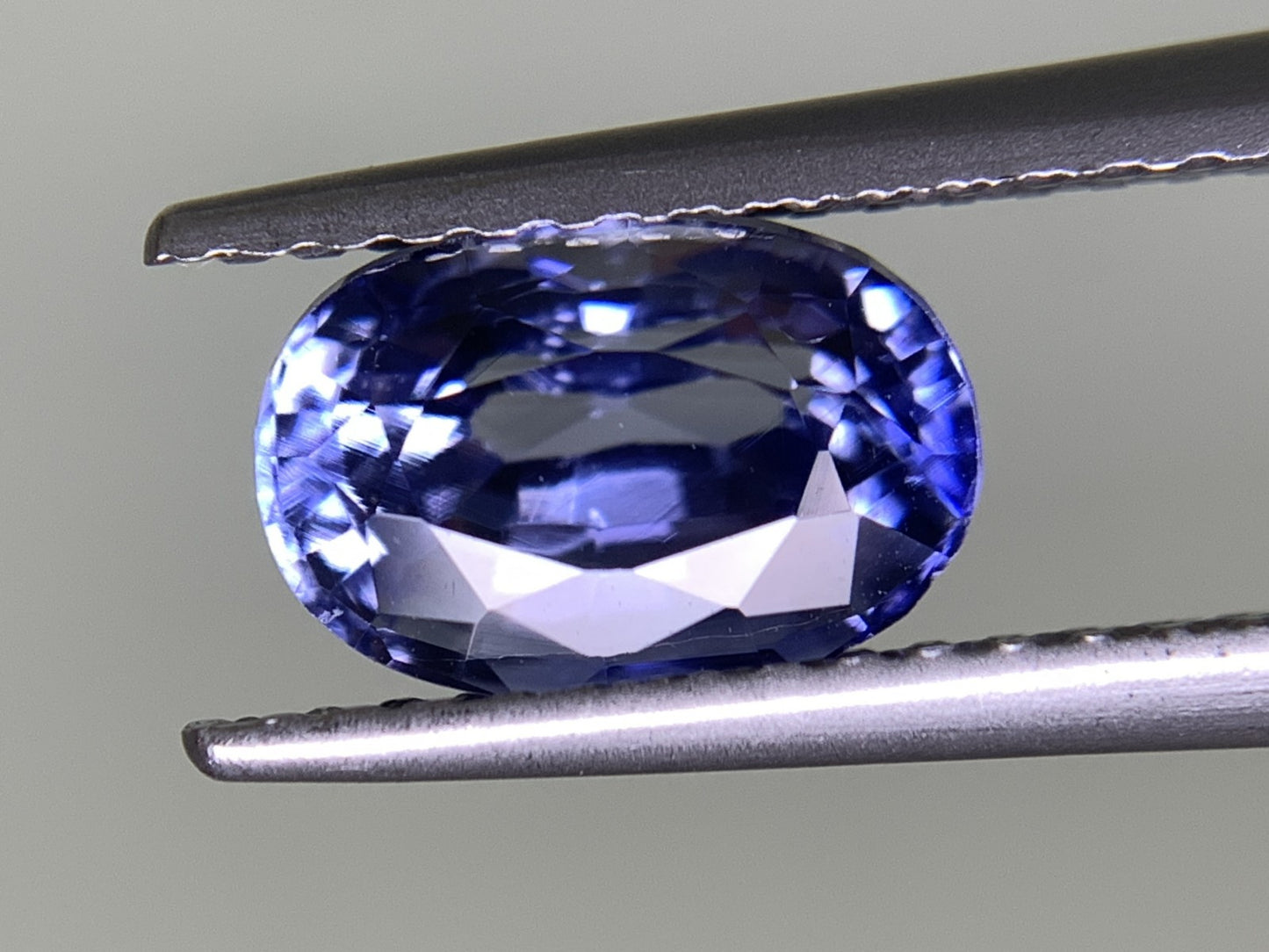 バイオレットサファイア 2.067ct 宝石ソーティング付き  8.0㎜×5.4㎜×5.0㎜  ルース（ 裸石 ） 2367Y