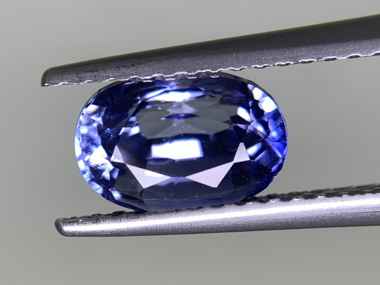 バイオレットサファイア 2.067ct 宝石ソーティング付き  8.0㎜×5.4㎜×5.0㎜  ルース（ 裸石 ） 2367Y