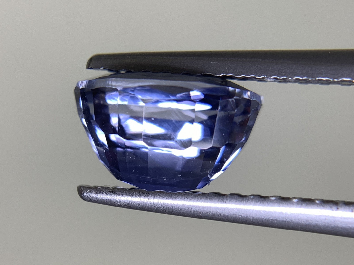 バイオレットサファイア 2.067ct 宝石ソーティング付き  8.0㎜×5.4㎜×5.0㎜  ルース（ 裸石 ） 2367Y