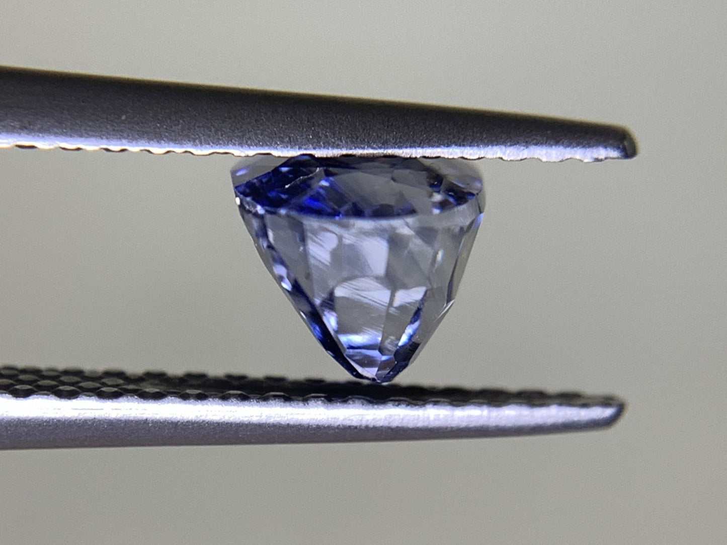 バイオレットサファイア 2.067ct 宝石ソーティング付き  8.0㎜×5.4㎜×5.0㎜  ルース（ 裸石 ） 2367Y