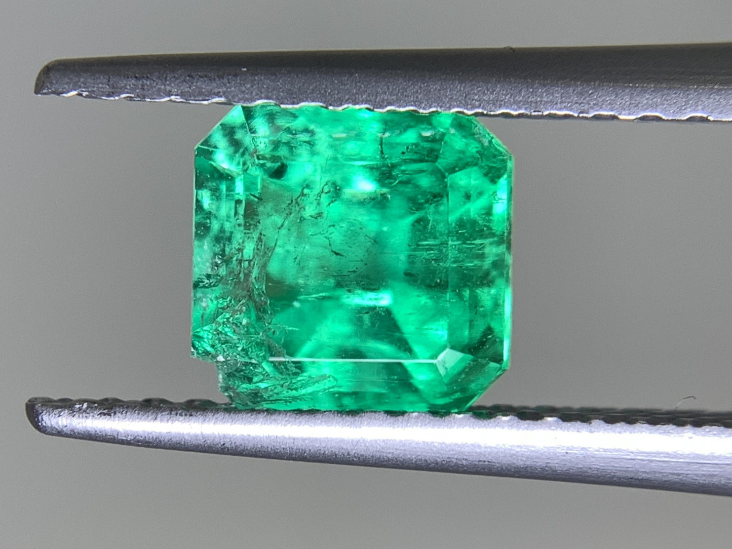エメラルド 1.231ct 宝石ソーティング付き  6.2㎜×6.1㎜×5.0㎜   ルース（ 裸石 ） 2380Y