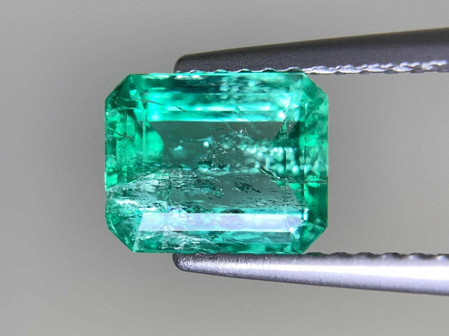 エメラルド 1.392ct 宝石ソーティング付き  7.6㎜×6.3㎜×3.8㎜  ルース（ 裸石 ） 2385Y