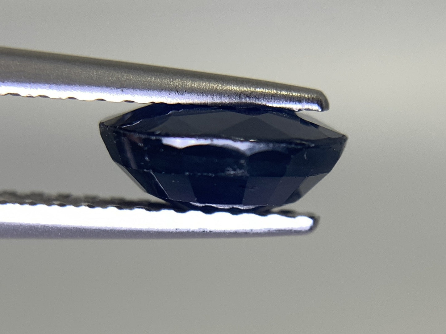 サファイア 1.530ct 宝石ソーティング付き  7.8㎜×5.8㎜×3.4㎜  ルース（ 裸石 ） 2413Y