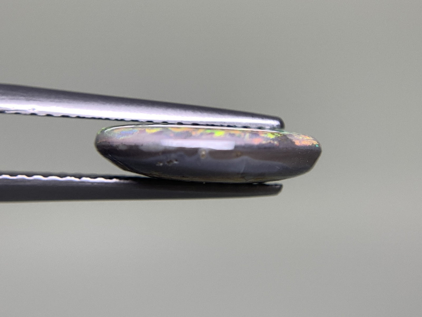ブラックオパール 2.738ct 宝石ソーティング付き  12.8㎜×10.1㎜×3.1㎜  ルース（ 裸石 ） 2433Y