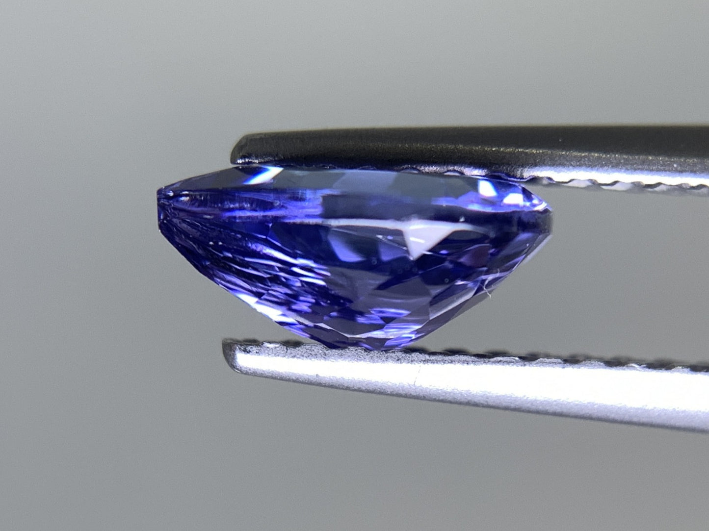タンザナイト 1.165ct 宝石ソーティング付き  7.8㎜×5.9㎜×3.7㎜  ルース（ 裸石 ） 2477Y