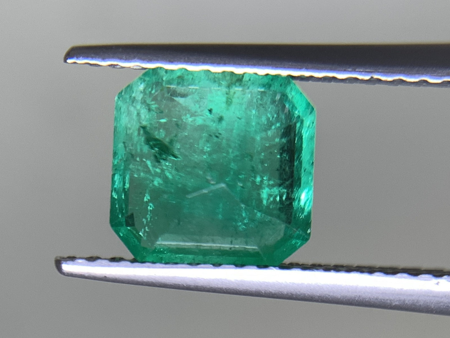 エメラルド 1.633ct 宝石ソーティング付き  7.72㎜×7.60㎜×4.05㎜  ルース（ 裸石 ） 2509Y