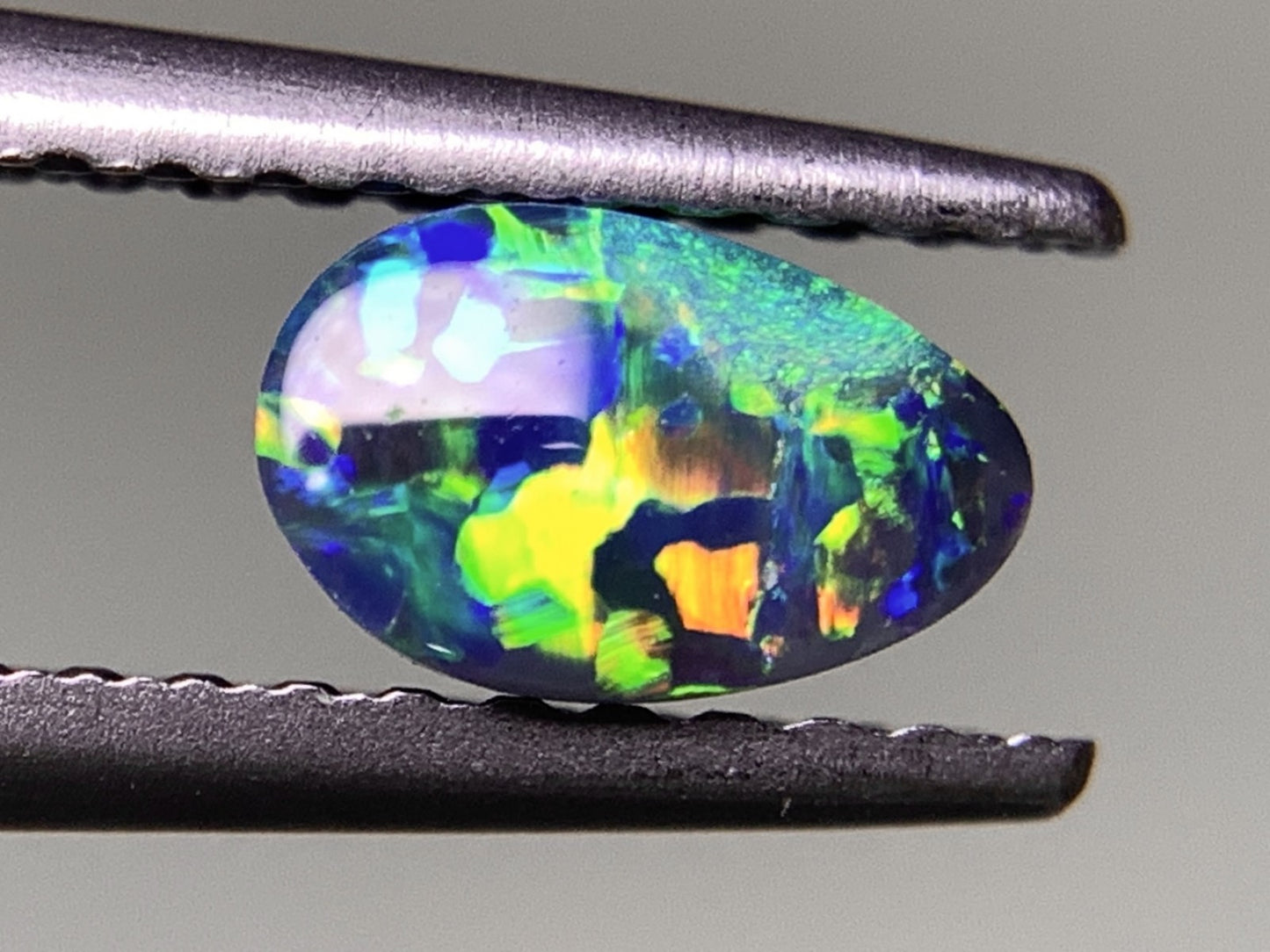 ブラックオパール 0.415ct 宝石ソーティング付き  6.2㎜×4.0㎜×2.6㎜  ルース（ 裸石 ） 2531Y