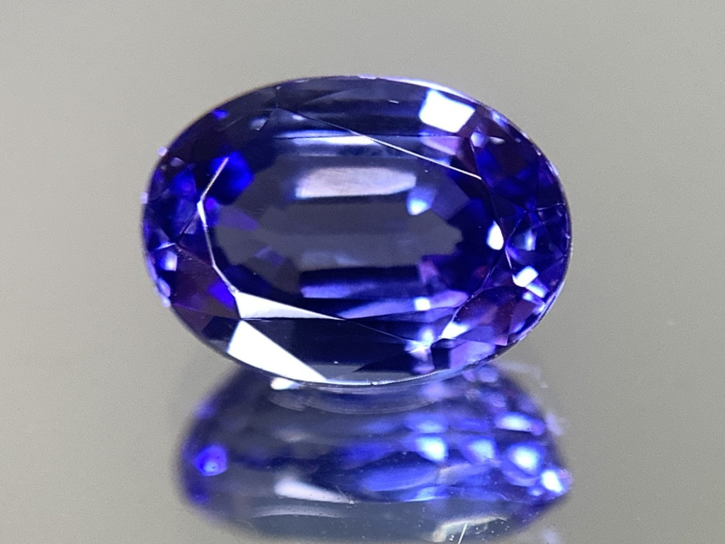 タンザナイト 2.466ct 宝石ソーティング付き  9.0㎜×6.4㎜×4.9㎜  ルース（ 裸石 ） 2555Y