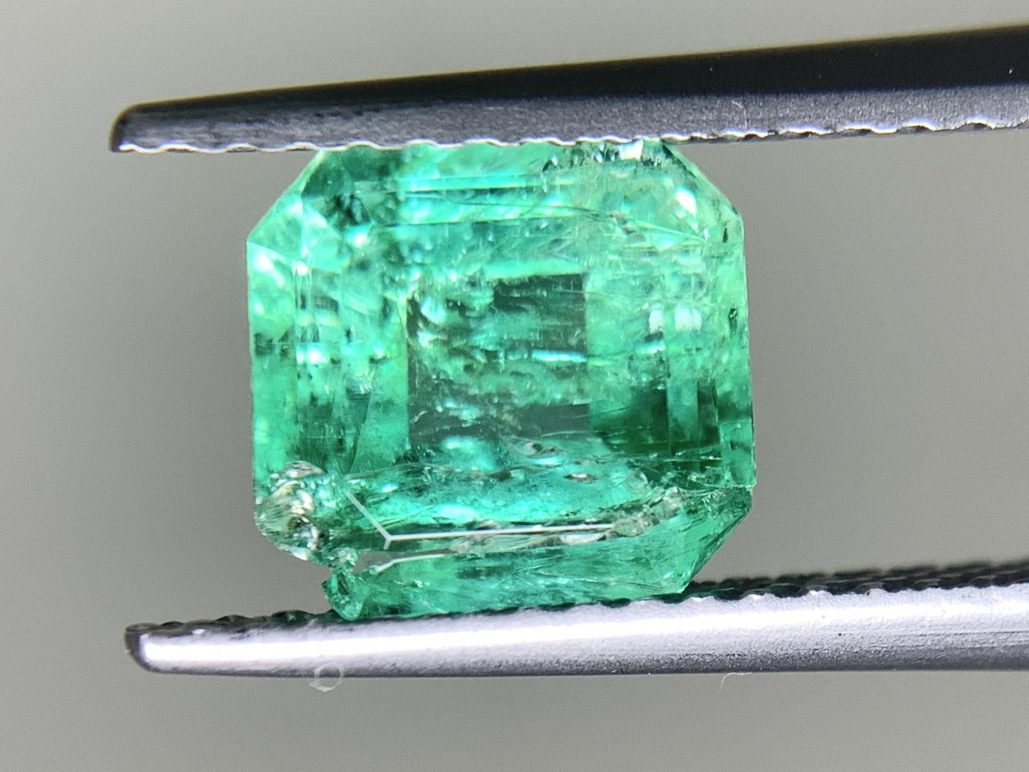 エメラルド 1.604ct 宝石ソーティング付き  7.4㎜×7.1㎜×4.5㎜  ルース（ 裸石 ） 2561Y