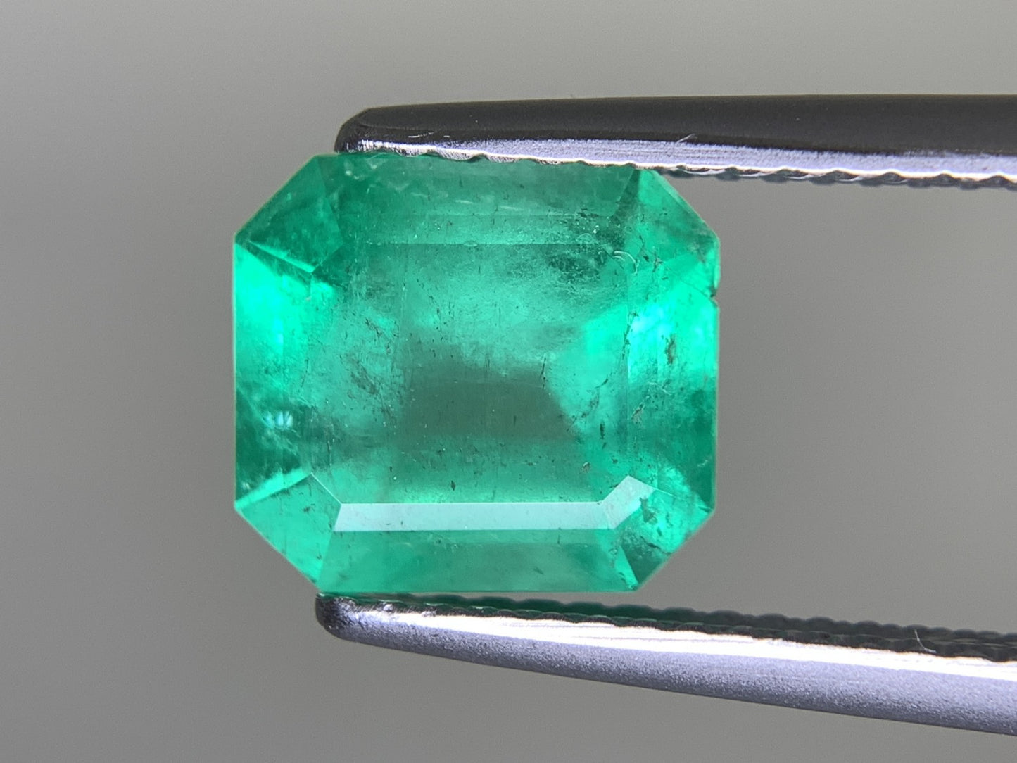 エメラルド 2.491ct 宝石ソーティング付き  8.92㎜×8.07㎜×5.43㎜  ルース（ 裸石 ） 2564Y