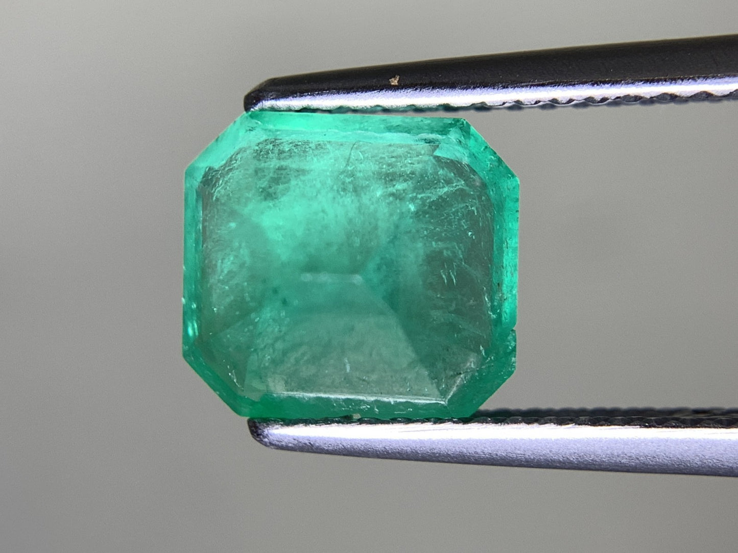 エメラルド 2.491ct 宝石ソーティング付き  8.92㎜×8.07㎜×5.43㎜  ルース（ 裸石 ） 2564Y