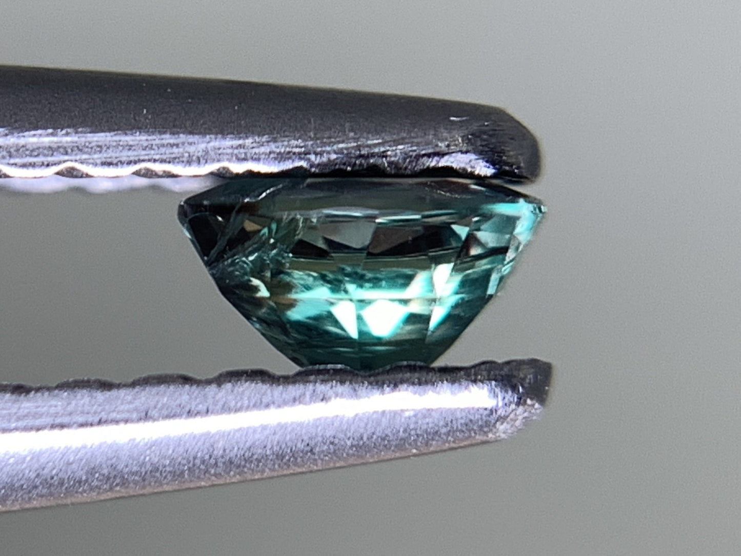 アレキサンドライト 0.200ct 宝石ソーティング付き  4.0㎜×2.8㎜×2.0㎜  ルース（ 裸石 ） 2590Y