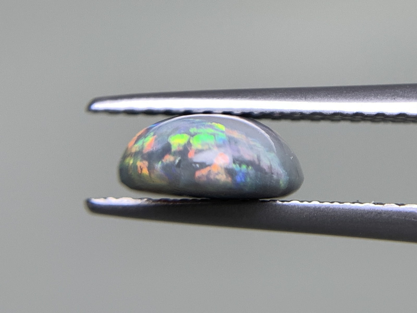 ブラックオパール 1.589ct 中央宝石ソーティング付き 9.1㎜×8.0㎜×3.7㎜ 天然 ルース（ 裸石 ） 2592Y