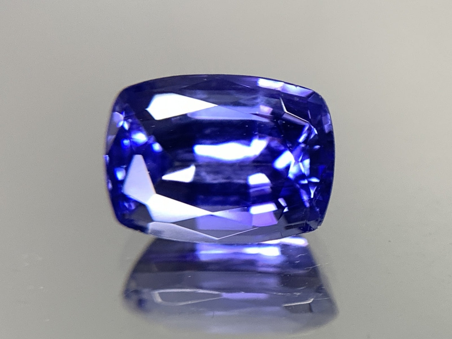 タンザナイト 2.523ct 宝石ソーティング付き  9.1㎜×6.6㎜×4.9㎜  ルース（ 裸石 ） 2612Y2