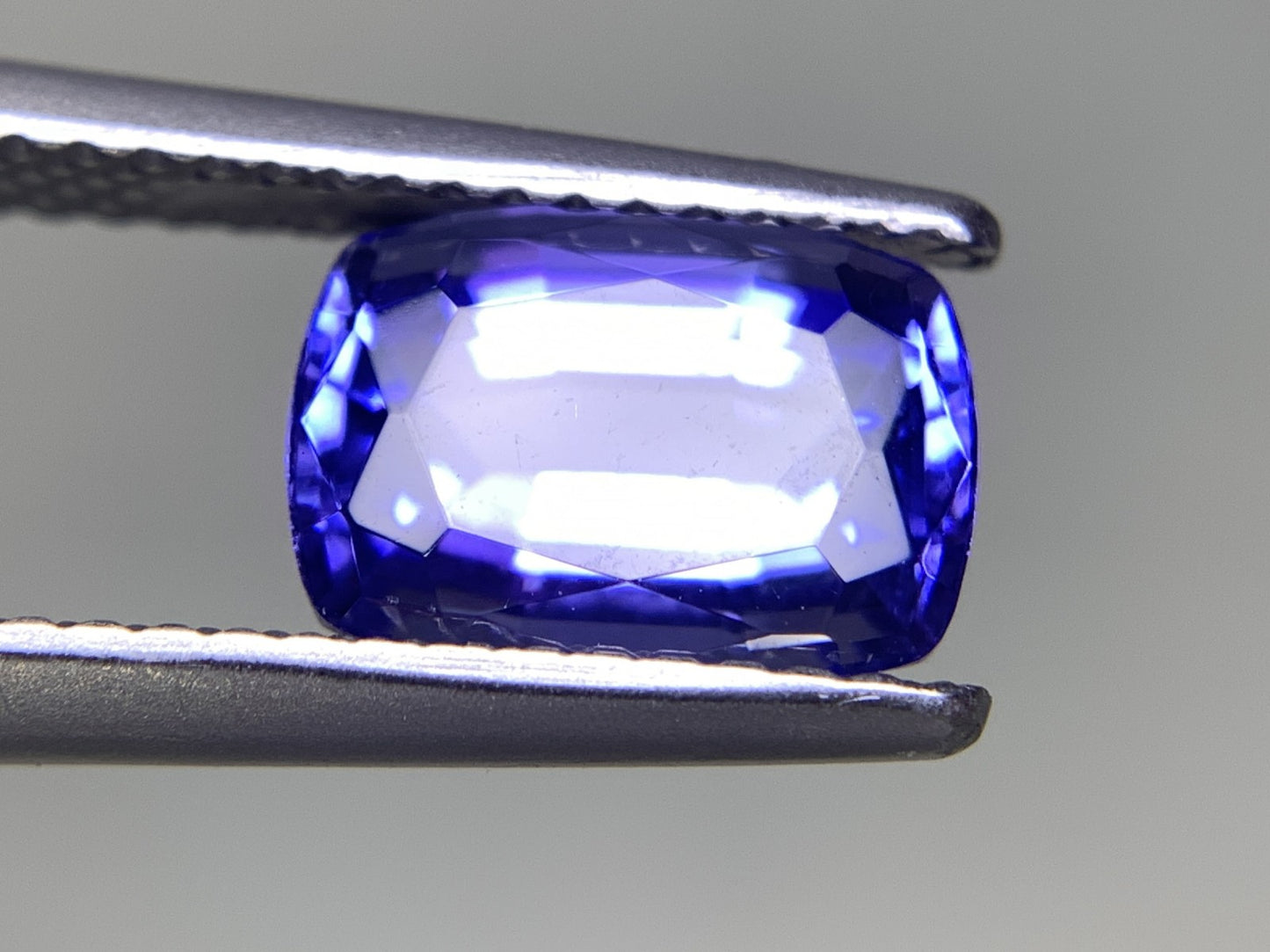 タンザナイト 2.523ct 宝石ソーティング付き  9.1㎜×6.6㎜×4.9㎜  ルース（ 裸石 ） 2612Y2