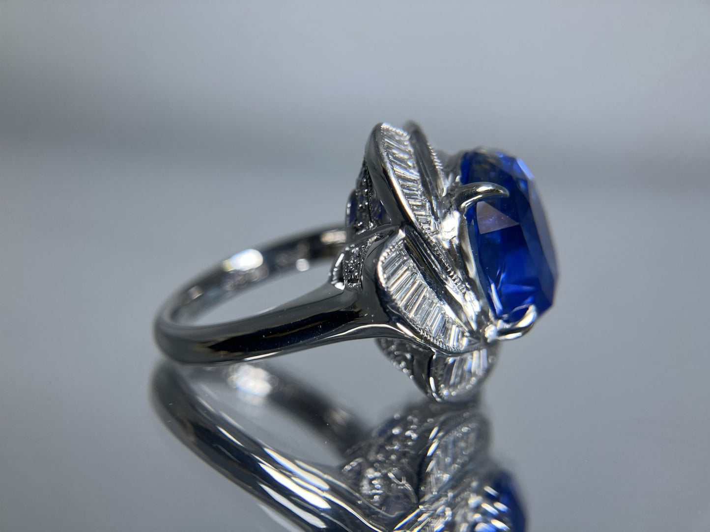 サファイア 非加熱 コンフラワーブルーマダガスカル産 S10.66ct AIGS鑑別書付き  リング（指輪） D1.35ct PT900 17.0g 2950S