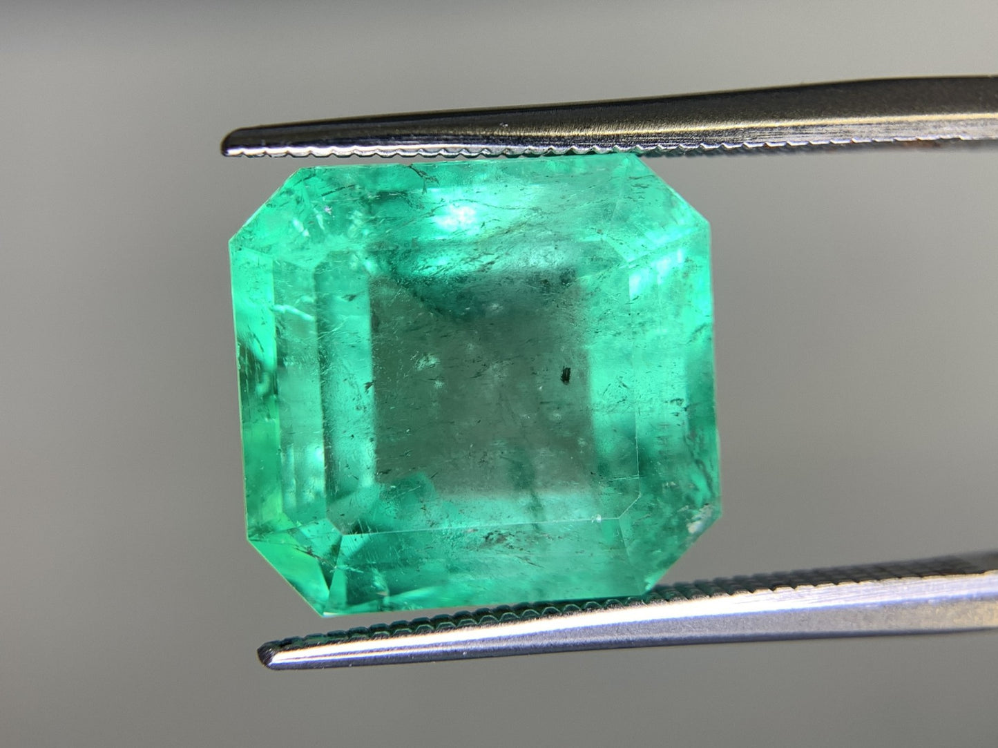 エメラルド 10.781ct 宝石ソーティング付き  Colombia 13.79㎜×12.92㎜×8.49㎜  ルース（ 裸石 ） 2956Y