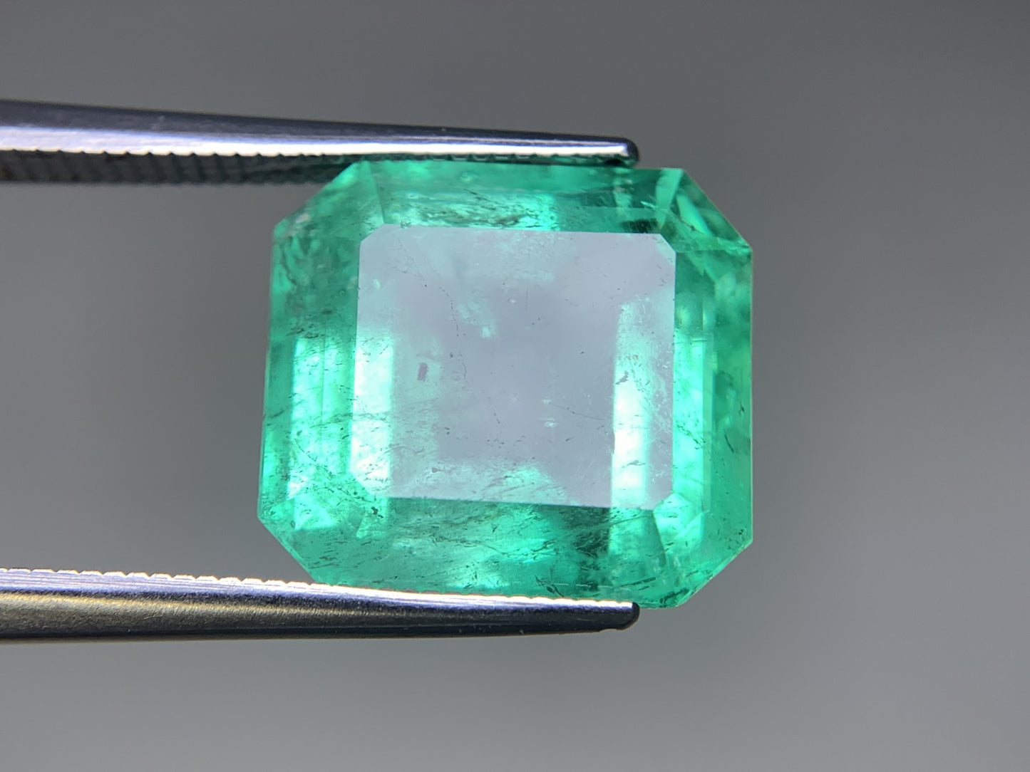 エメラルド 10.781ct 宝石ソーティング付き  Colombia 13.79㎜×12.92㎜×8.49㎜  ルース（ 裸石 ） 2956Y